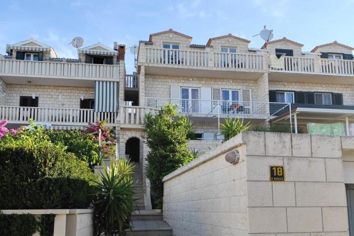 Apartments with parking space Bol, Brac - 27896