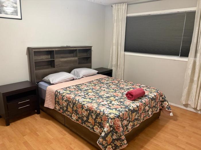 Peaceful Master bedroom 20 min drive from airport