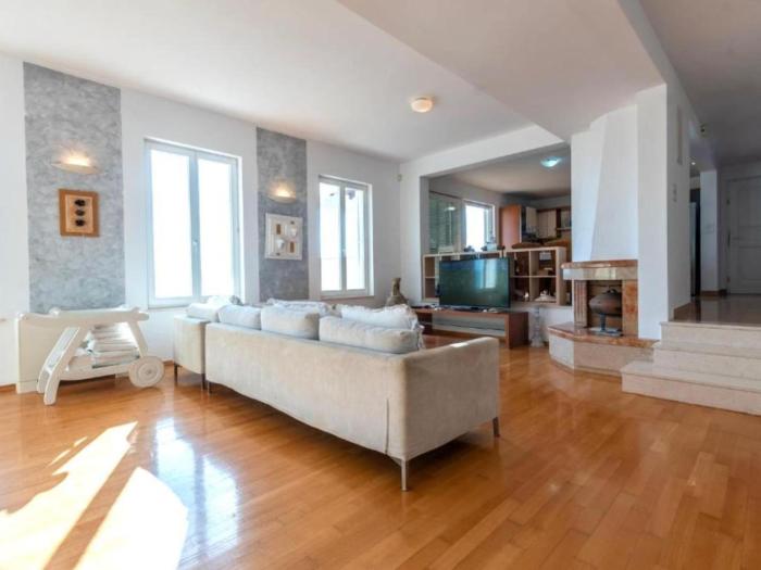 Seven Bedroom Villa with Outdoor Pool