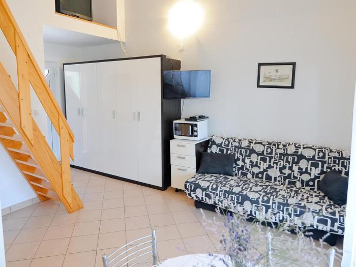 Apartments Juri - One Bedroom Apartment With Terrace Plavi