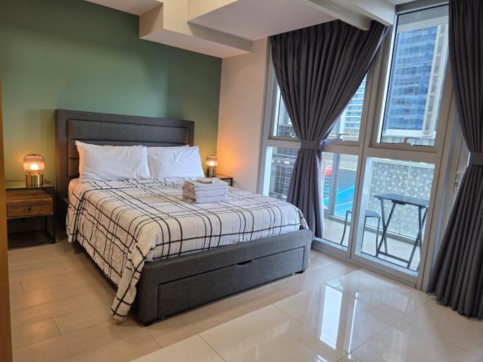 BGC Uptown Cosy Hotel Vibe with Balcony and Fast Wi-fi close to Grand Hyatt Hotel Malls St Lukes
