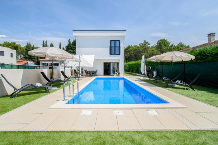 Modern Villa Angelina in Poreč - by Istrabook