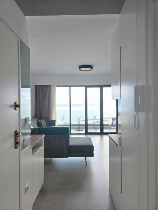 Azure & Pearl, Sea View Beach & City Apt for 4