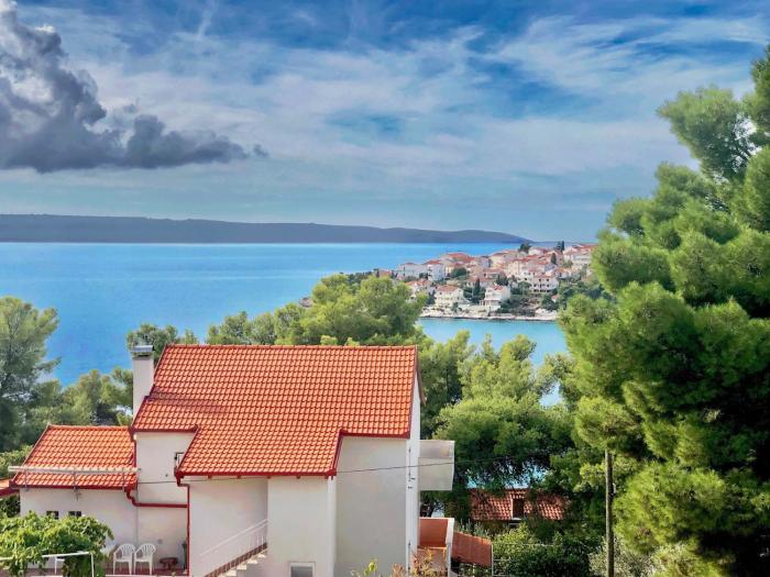 Luxury Sea View Apartment 100m from Beach with Sunlit Terrace Okrug Gornji Salena