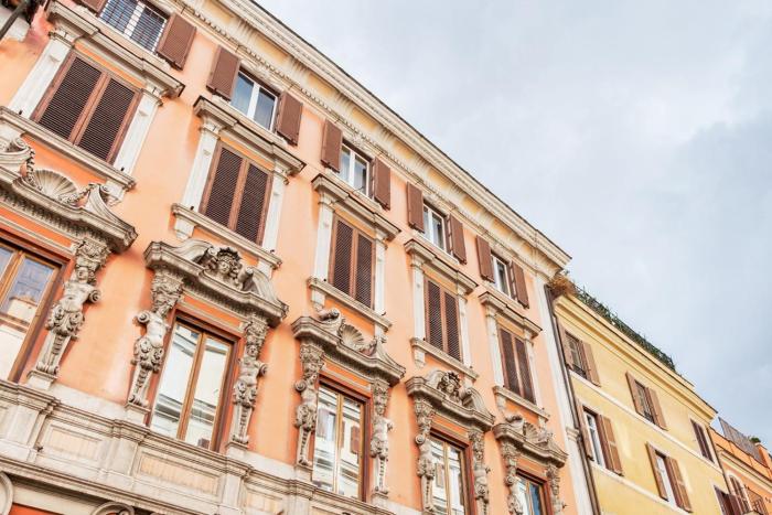 Delightful Piazza di Spagna with balcony