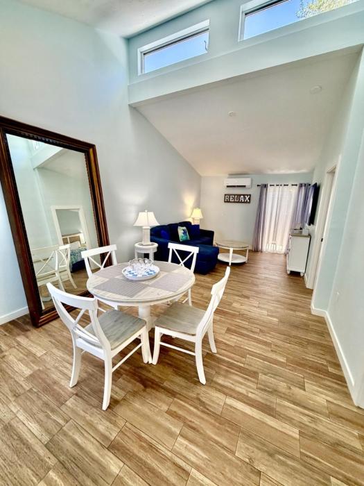 VILLA 3 walk to Beach, Pool, Daily Rentals