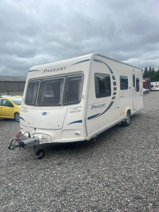 Spacious caravan near the beach
