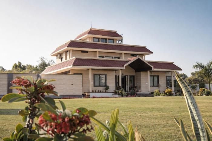 Luxury 4BR Villa w Pool, Garden, CampFire