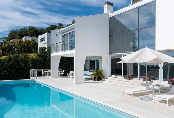Casa moderna con vista al mar