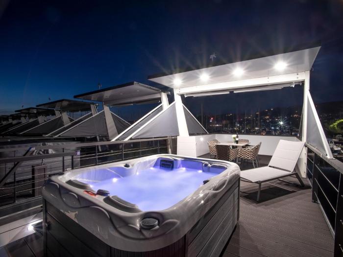 Dreamy houseboat by the sea with terrace and hot tub
