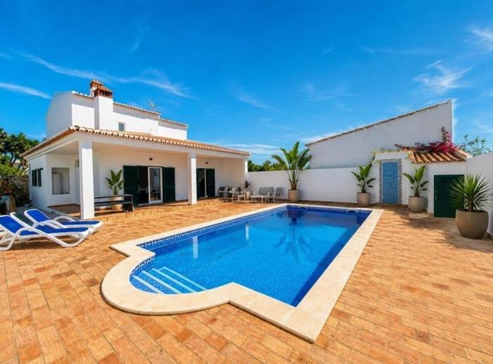 Charming Villa with Pool & Sea Views Near Praia da Luz