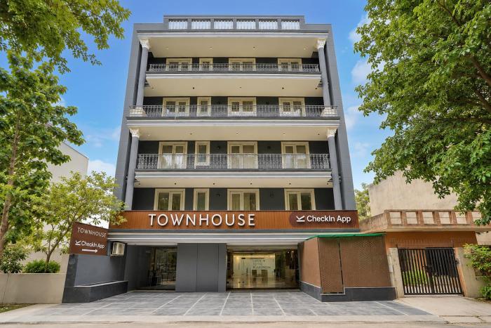 Super Townhouse Oak Udyog Vihar