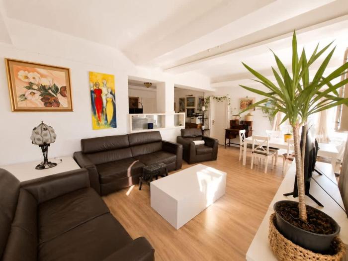 Ultracentral Vintage Apartment 3BR
