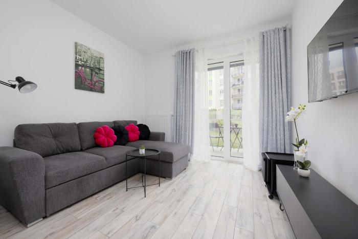 Stylish Apartment with Garden in Quiet Neighborhood by Noclegi Renters