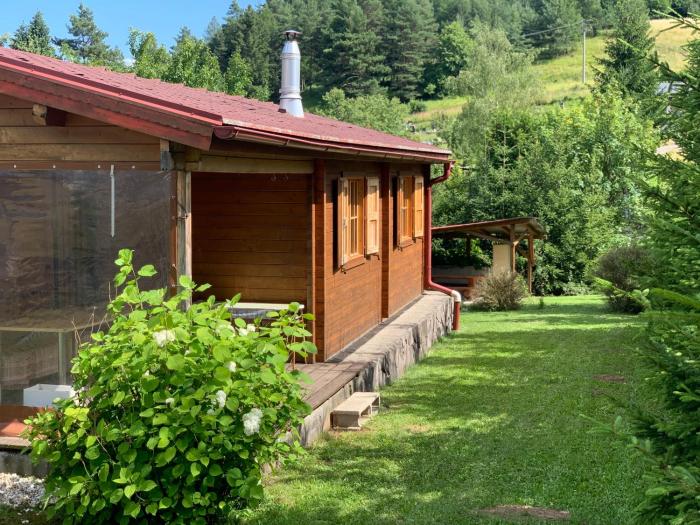 Chatka pod skalou