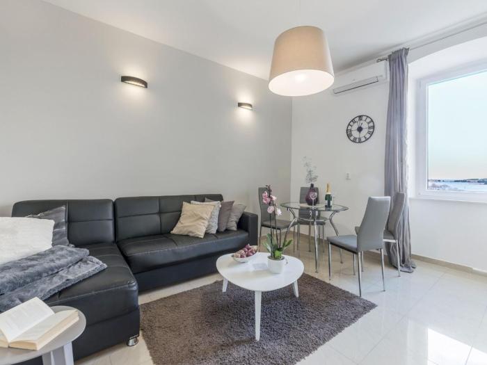 Classic One Bedroom Apartment with Sea View