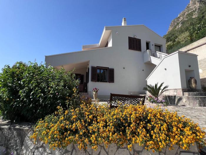 Charming Villa with Shared Pool near Castellammare del Golfo