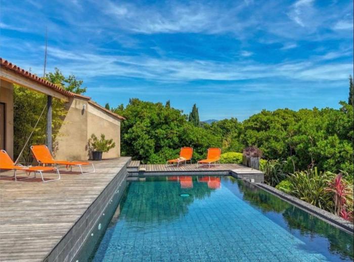 Exceptionnelle villa darchitecte, piscine, vue mer