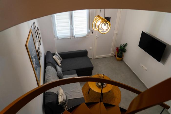 Level up - B Duplex , 2 Level Cozy Apartment with Parking