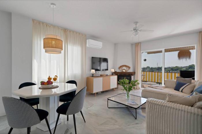 Bright Stylish Apt Sea Views, Pool and Sunsets