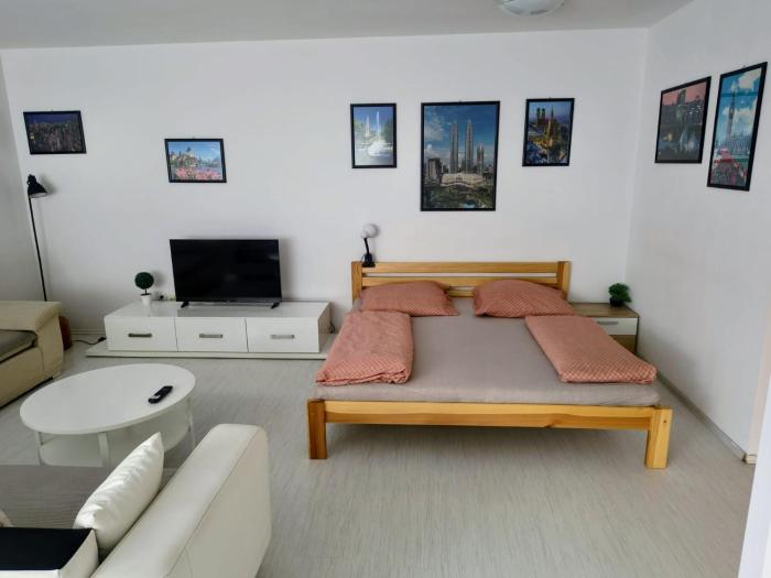 Martin City Stay - Elegant Apartment with Private Parking