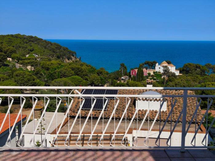 Villa near the beach with fantastic sea views with swimming pool