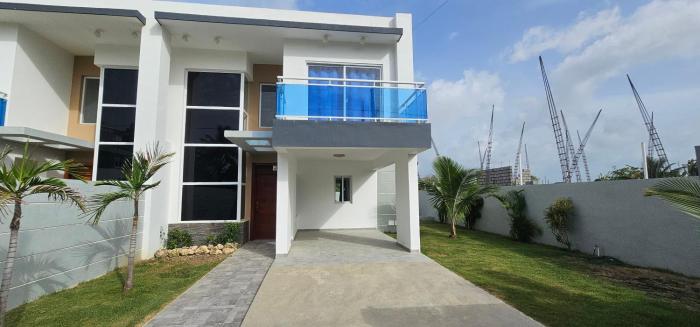 Caribbean Townhouse with Pool & Beach Nearby
