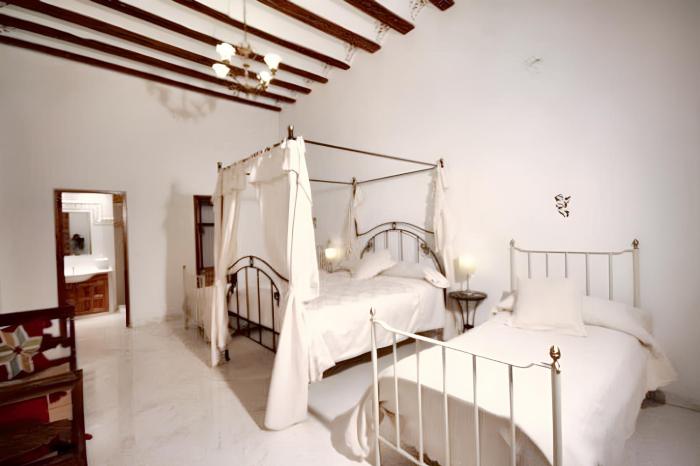 Charming House in Ayora + Terrace