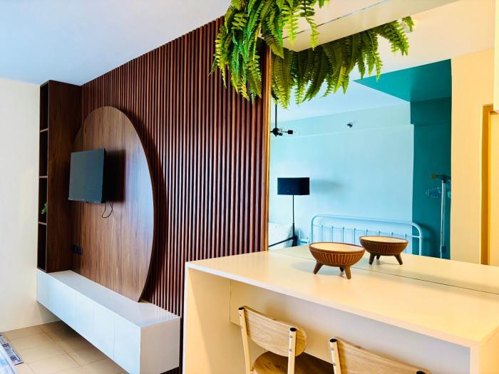 Seaview Hideaway - high floor with a sweeping ocean view