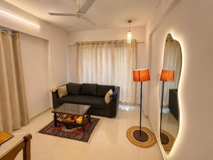 Warm Modern 1BHK Flat New Tower Yari Road Beach