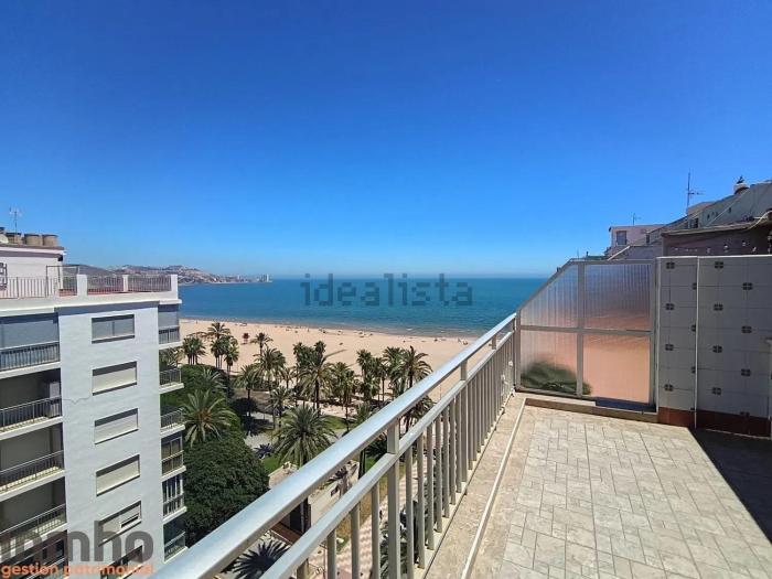 Atico de 4 habitaciones en primera linea de playa