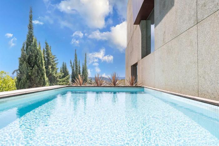 Skyline Retreat with pool by Portugal Active