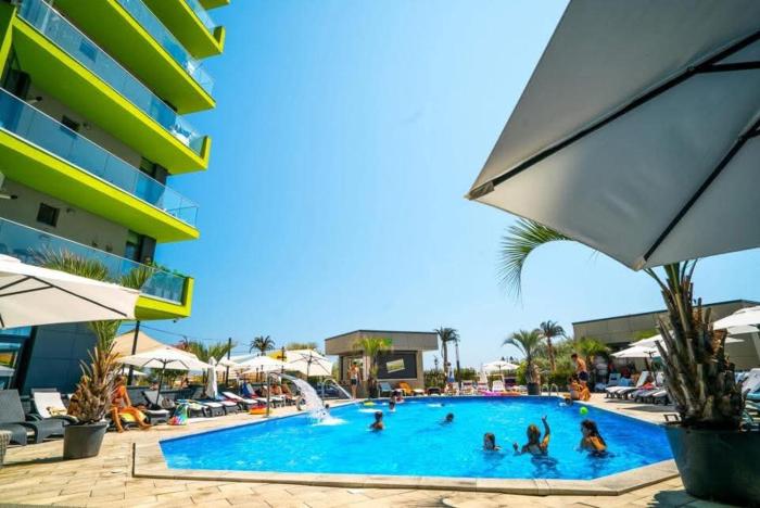 SeaSide Holiday Luxury Family Apartment - Beach Pool & Spa Resort langa plaja