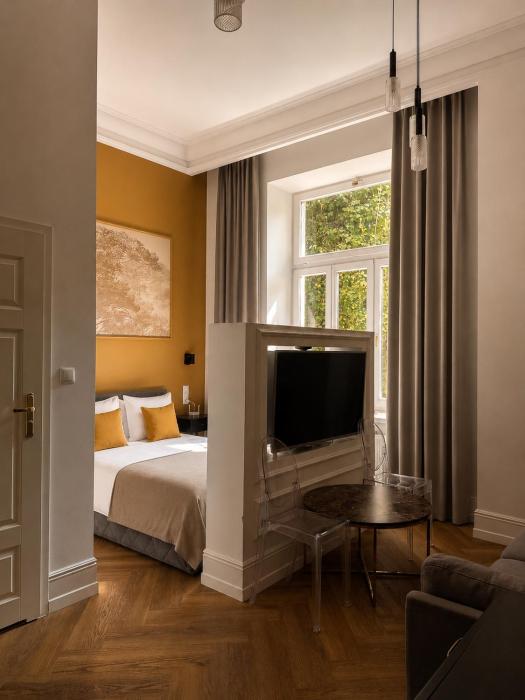 Royal Mile Studio by Tyzenhauz