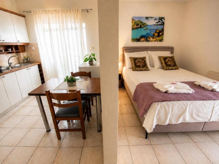Elenis Apartments Igoumenitsa - Γκαρσονιέρα 2ου ορόφου επιπλωμένη, εξωπλισμένη