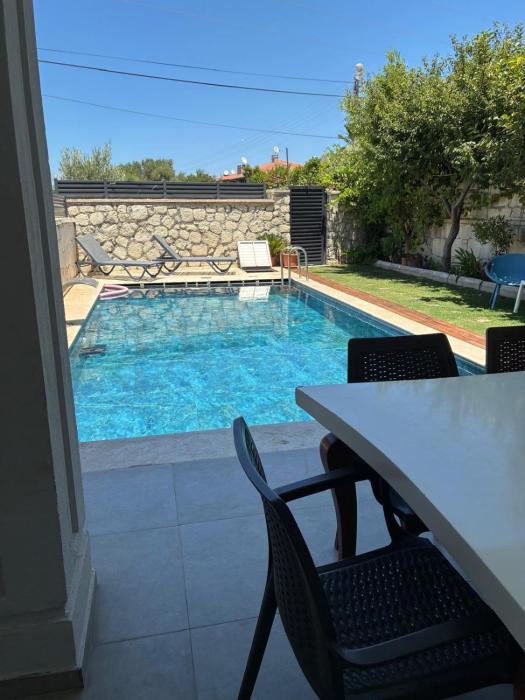 Alaçatı villa pool and garden