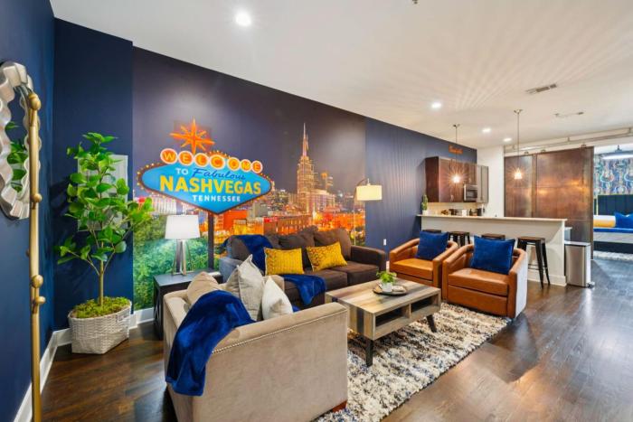 Fabulous NashVegas Loft Retreat near Vandy off West End Mins to Broadway