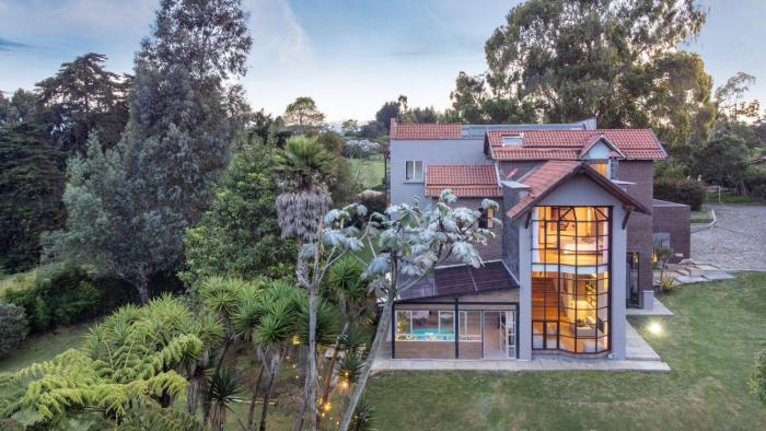 Luxury Lake Mansion: Pool & 15 min to Poblado