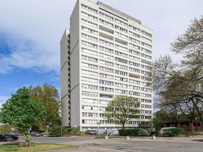 Riverside Flat near Center
