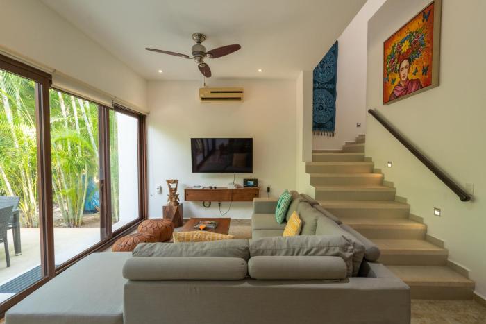 Townhome with private Rooftop & Jacuzzi - Beach across street