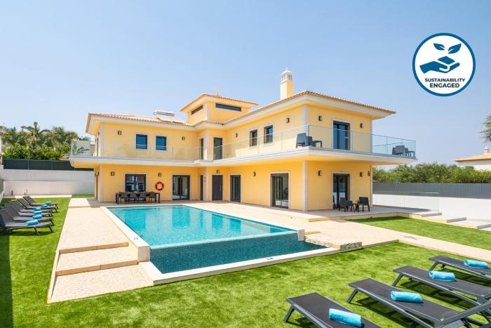 Villa Lion Beach - Moderna com Piscina Aquecível e BBQ