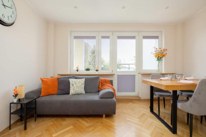 Practical Family Apartment with 2 Bedrooms a Few Minutes From the Airport by Noclegi Renters