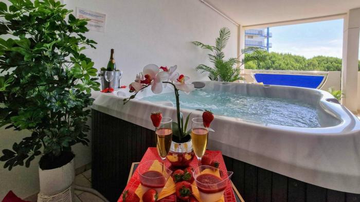 Sea view penthouse with hydro-massage
