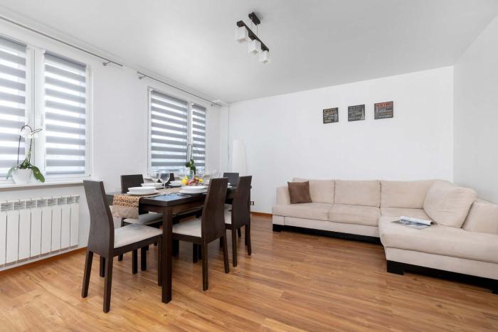 Przestronny Apartament z Balkonem i Miejscem do Pracy by Noclegi Renters