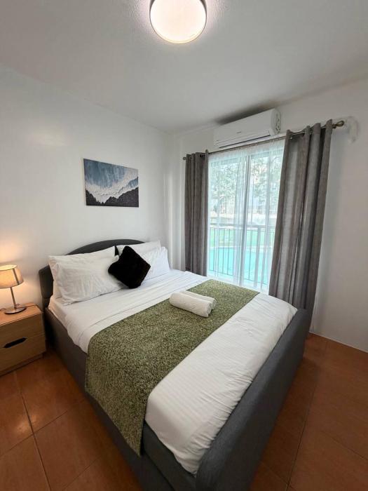 Modern lounge 2BR Pool & Netflix Near airport