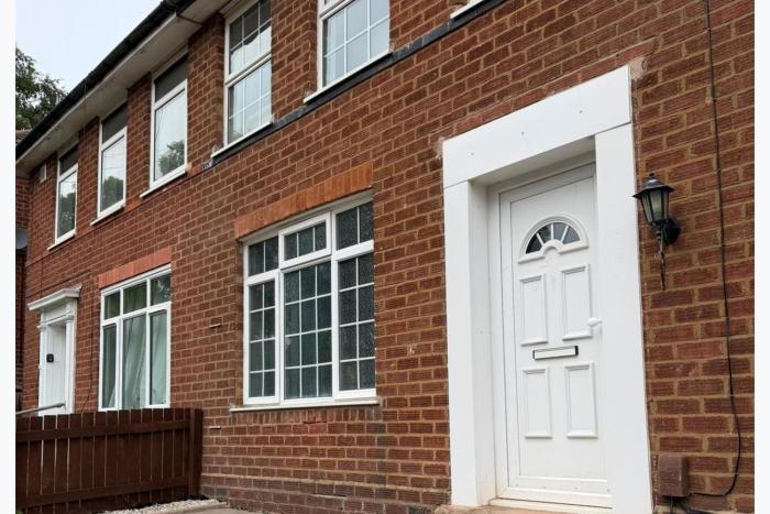 Weoley Castle 2-Bed House Sleeps 4 with Garden