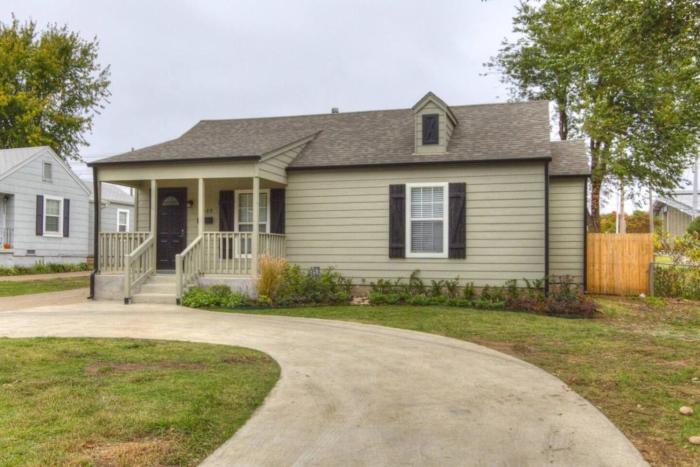Pet Friendly 3BR Tulsa Home with Pool Table Near Expo Square and Philbrook