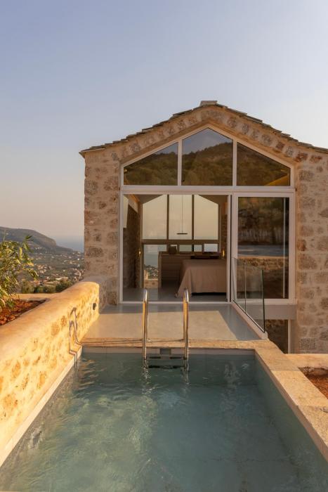 Eks Mani Peninsula Retreat