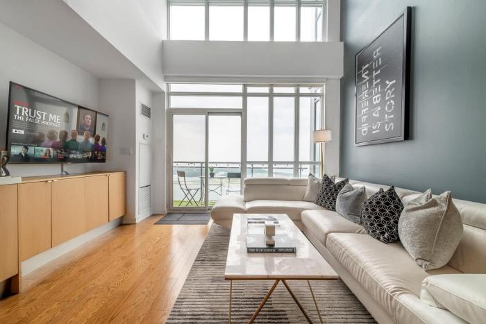 Skyline Penthouse Retreat Waterfront Views