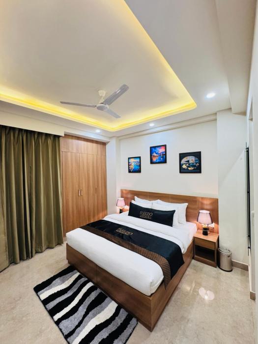 2 BHK Flat with Balcony Fleezio Stays Sec 42 Golf Course Rd